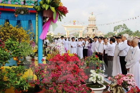 Le président du FPV Nguyen Thien Nhan félicite les pratiquants du caodaïsme