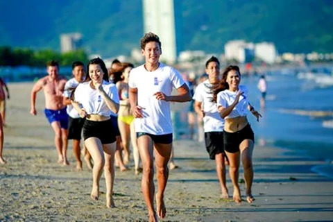 Plus de 5.000 personnes participent à l’événement "Pieds nus le long de la mer" à Dà Nang