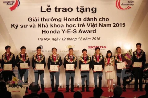 Des jeunes Vietnamiens reçoivent le prix Honda YES Award