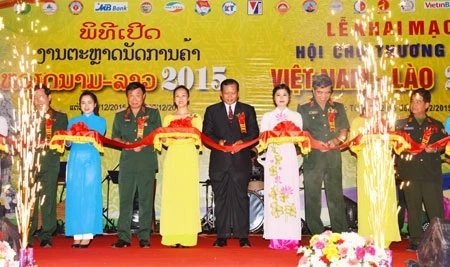 Une centaine d’entreprises à la foire commerciale Vietnam-Laos 2015 
