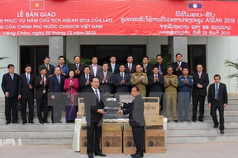 Remise d'équipements de sécurité au Laos