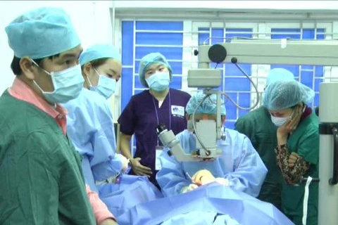 Ha Giang: soins ophtalmologiques gratuits pour des pauvres d'ethnies minoritaires 