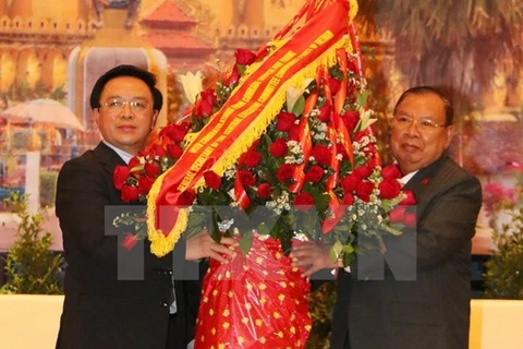 Des dirigeants laotiens reçoivent l'envoyé spécial du chef du Parti communiste du Vietnam