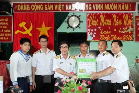 Des cadeaux pour les familles des soldats en poste à Truong Sa