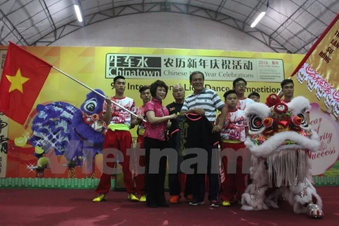 Le Vietnam à un concours international de danse de la licorne à Singapour