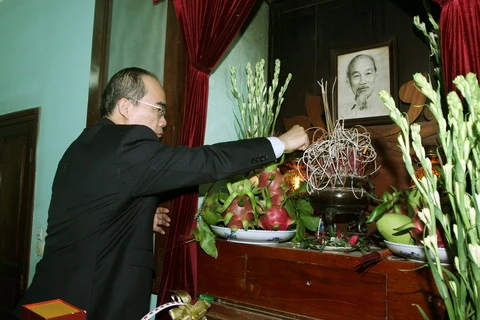 Nguyen Thien Nhan rend hommage au Président Hô Chi Minh 
