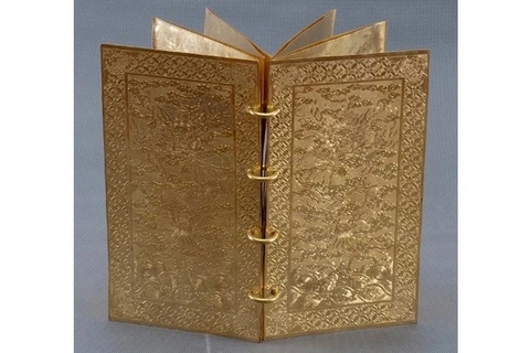 Exposition de livres en métal de la dynastie des Nguyên