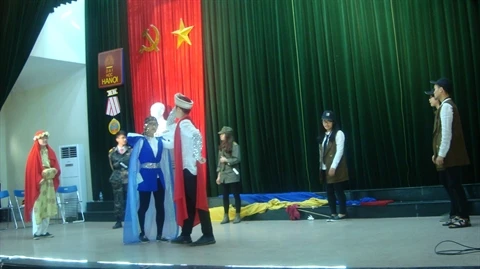 Des étudiants vietnamiens présentent le spectacle Amphitrychou