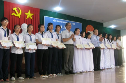Remise de bourses d’étude à Can Tho et An Giang