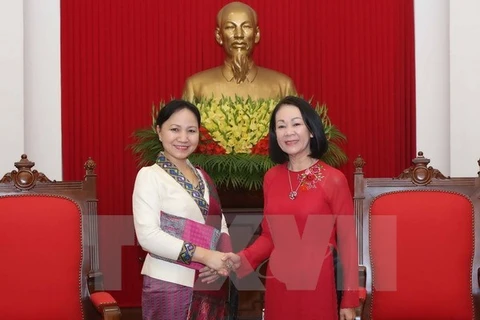 Des femmes laotiennes reçues par un responsable vietnamien 
