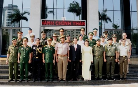 Une délégation d'attachés militaires visite Da Nang