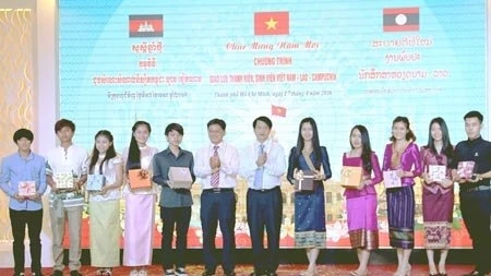 Échanges entre les jeunes des trois pays indochinois à Ho Chi Minh-Ville 