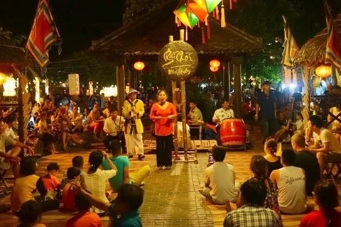Dà Nang introduit le "bài choi" auprès des touristes et de la population locale