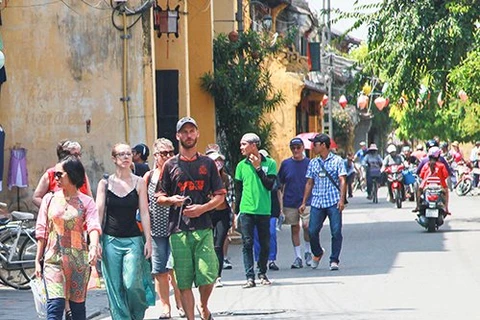 Bond du nombre de touristes étrangers au Vietnam entre janvier et avril 