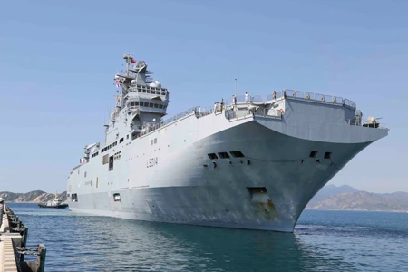 Un navire de la Marine nationale française visite le Vietnam