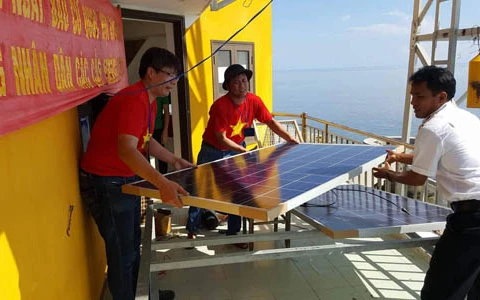 Des Vietnamiens en R. de Corée apportent des générateurs solaires à Truong Sa