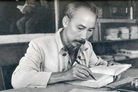 Traduction des œuvres du Président Ho Chi Minh en laotien
