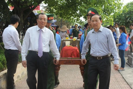Quang Binh : inhumation des restes de 35 soldats tombés au Laos 