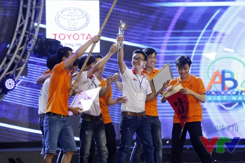 L’Université Lac Hong domine le concours Robocon Vietnam 2016