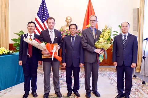 Deux dirigeants de l’USAID au Vietnam à l'honneur