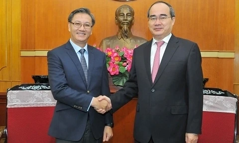 Le Président du FPV reçoit l’ambassadeur du Laos au Vietnam