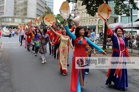 De nombreux Vietnamiens à la Parade des cultures en Allemagne