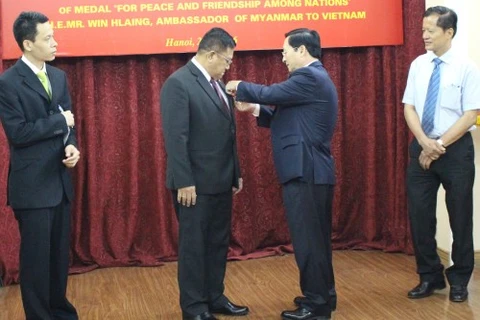 L'Insigne pour la paix et l'amitié entre les nations à l'ambassadeur birman