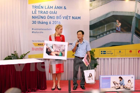 Remise des prix du concours de photo ​"Les pères vietnamiens​"