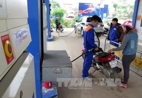 Le litre d’essence diminue de 200 dongs