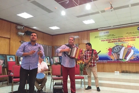 Echange musical à l'occasion de la visite de l'accordéoniste Alvaro Meza au Vietnam