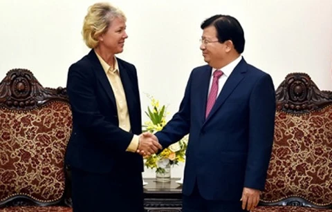 Le vice-Premier ministre Trinh Dinh Dung reçoit une représentante du groupe Siemens 