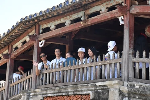 Les jeunes Viêt kiêu visitent deux provinces centrales