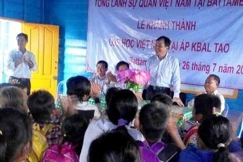 Inauguration d’une école pour les enfants Viêt kiêu au Cambodge