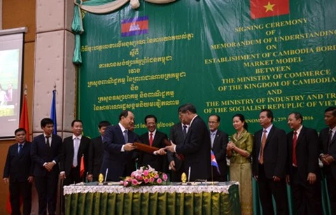 Vietnam et Cambodge signent un mémorandum sur la construction d’un marché frontalier modèle 