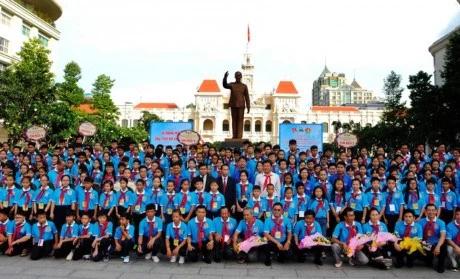 Les dirigeants de HCM-Ville rencontrent des enfants exemplaires d'Asie du Sud-Est