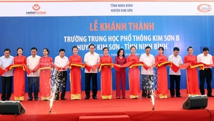 Le chef de l’État à la cérémonie d’inauguration des lycées à Ninh Binh