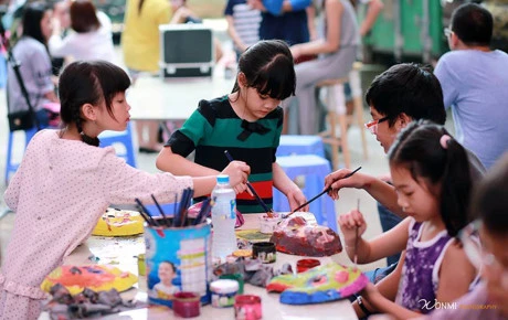 Présentation de masques africains aux enfants vietnamiens