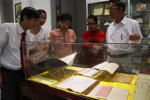 Exposition de livres sur la culture et l'histoire de Hue