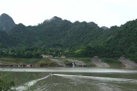 Voyagez dans la zone touristique du lac de Hoà Binh 