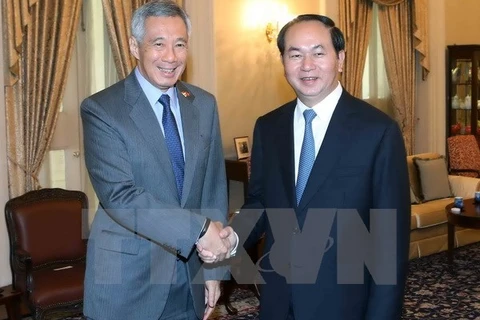 Entrevue entre le président vietnamien et le Premier ministre singapourien