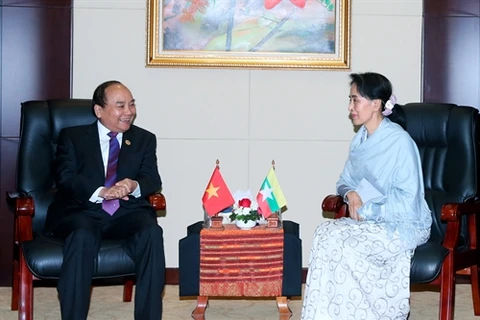 Le Premier ministre Nguyên Xuân Phuc rencontre la conseillère d’État du Myanmar