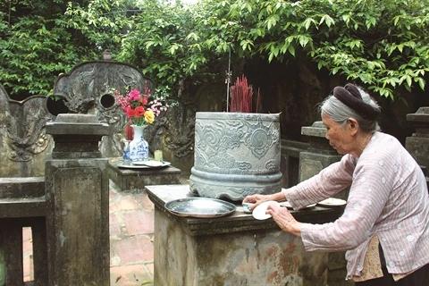Les deux gardiens d’un tombeau royal millénaire à Ninh Binh
