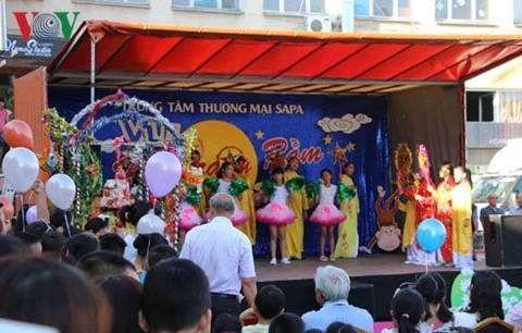Les Viêt kiêu en R. tchèque fêtent aussi la Mi-Automne