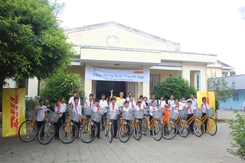 Dons de vélos du groupe DHL à des enfants pauvres