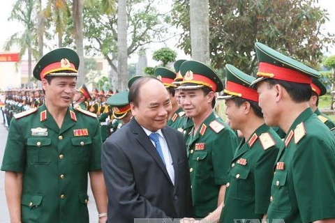 Le PM Nguyen Xuan Phuc travaille avec les cadres et soldats de la 3e zone militaire