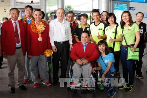 Retour triomphal des sportifs handicapés vietnamiens 