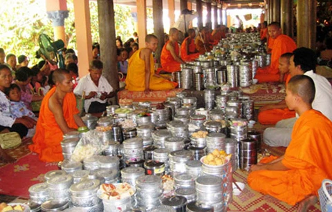 Félicitations aux Khmers en l'honneur de la fête Sene Dolta à Vinh Long