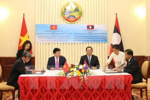 Activités du vice-Premier ministre Trinh Dinh Dung au Laos
