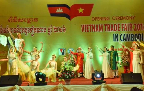 Ouverture de la foire commerciale du Vietnam 2016 au Cambodge