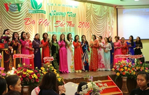 Soirée de gala «Couleurs de l’automne»: Exalter les belles vertus de la femme vietnamienne